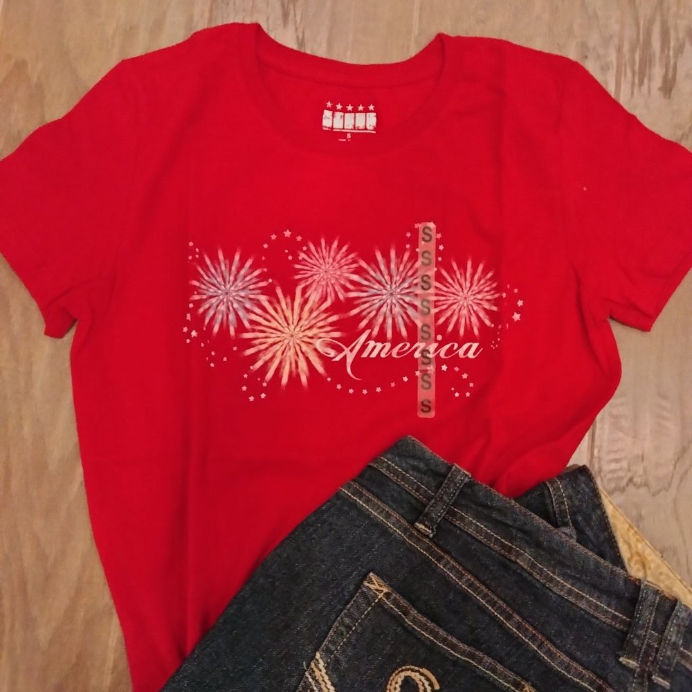 AMERICA Fireworks Ladies SMALL or LARGE Short Sleeve RED Crewneck Tee NWT